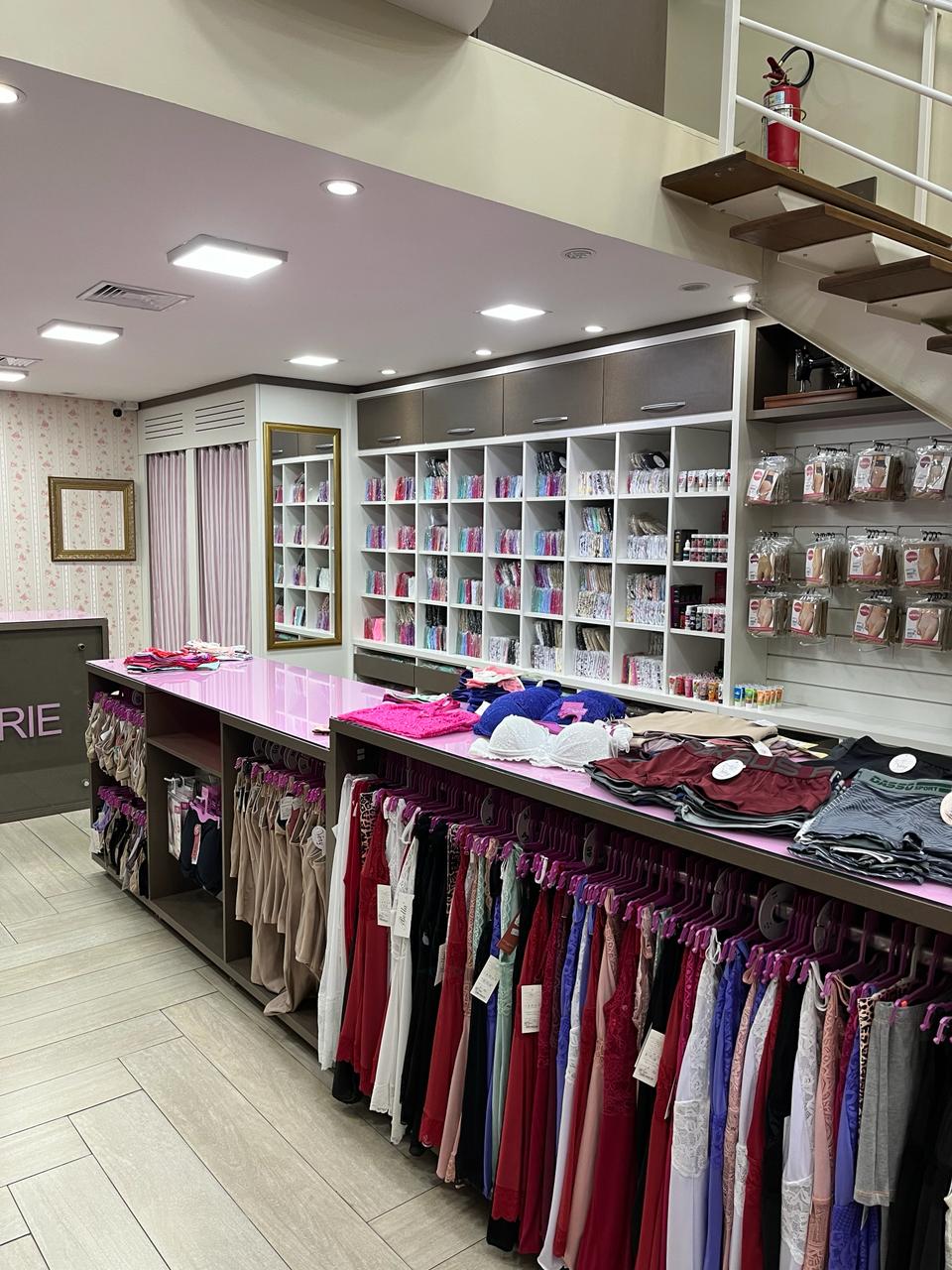 Interior da Veny Lingerie com peças em exposição