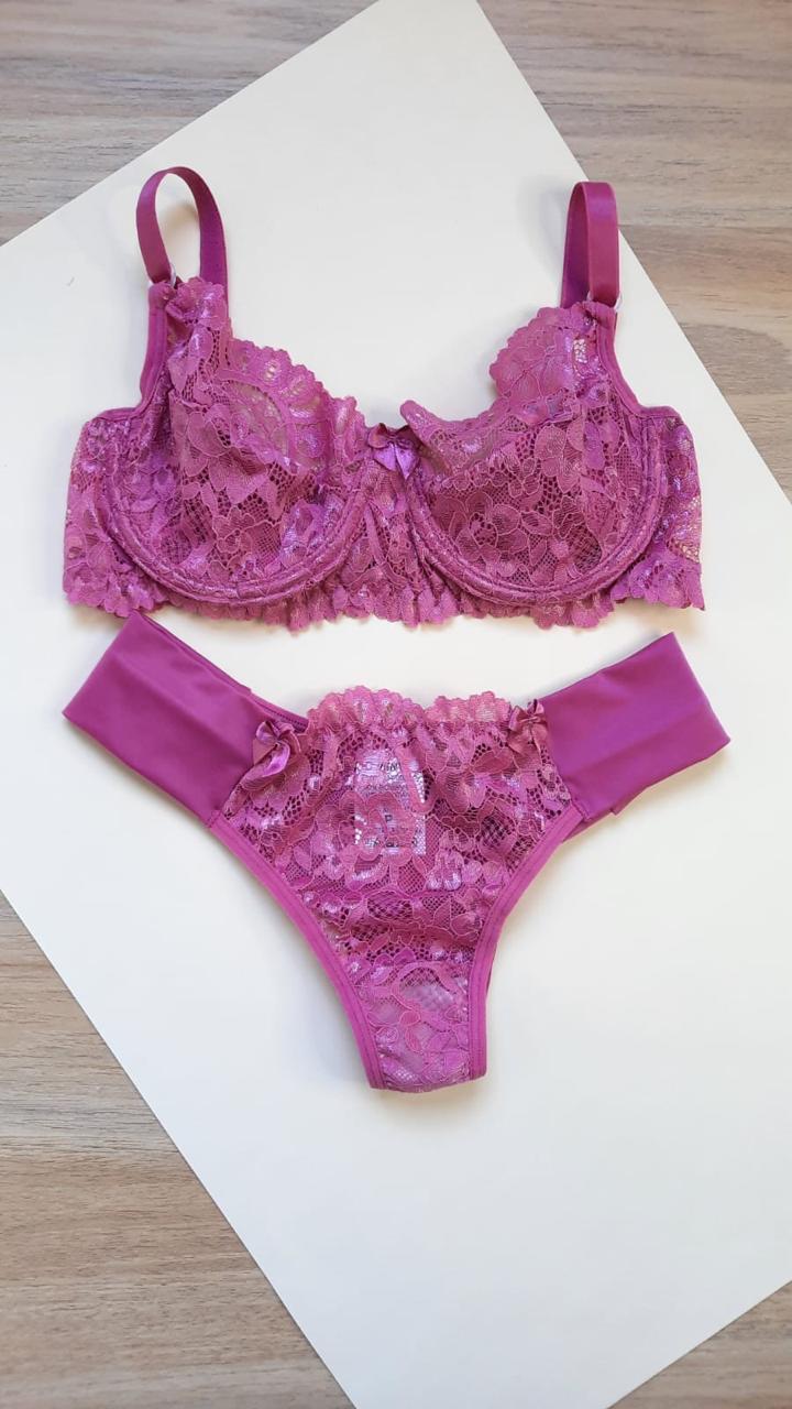 Conjunto violeta em renda