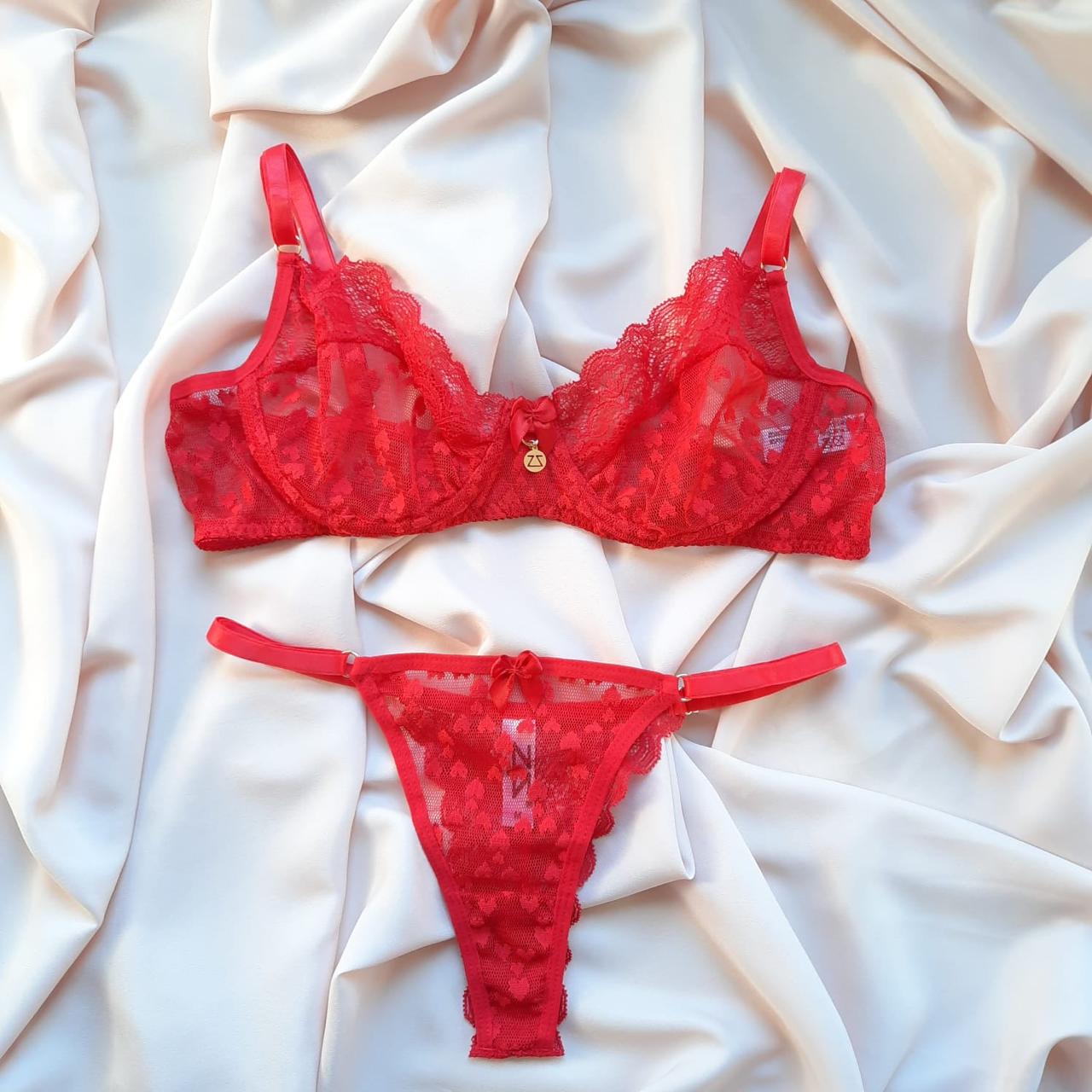 Conjunto vermelho de lingerie em renda